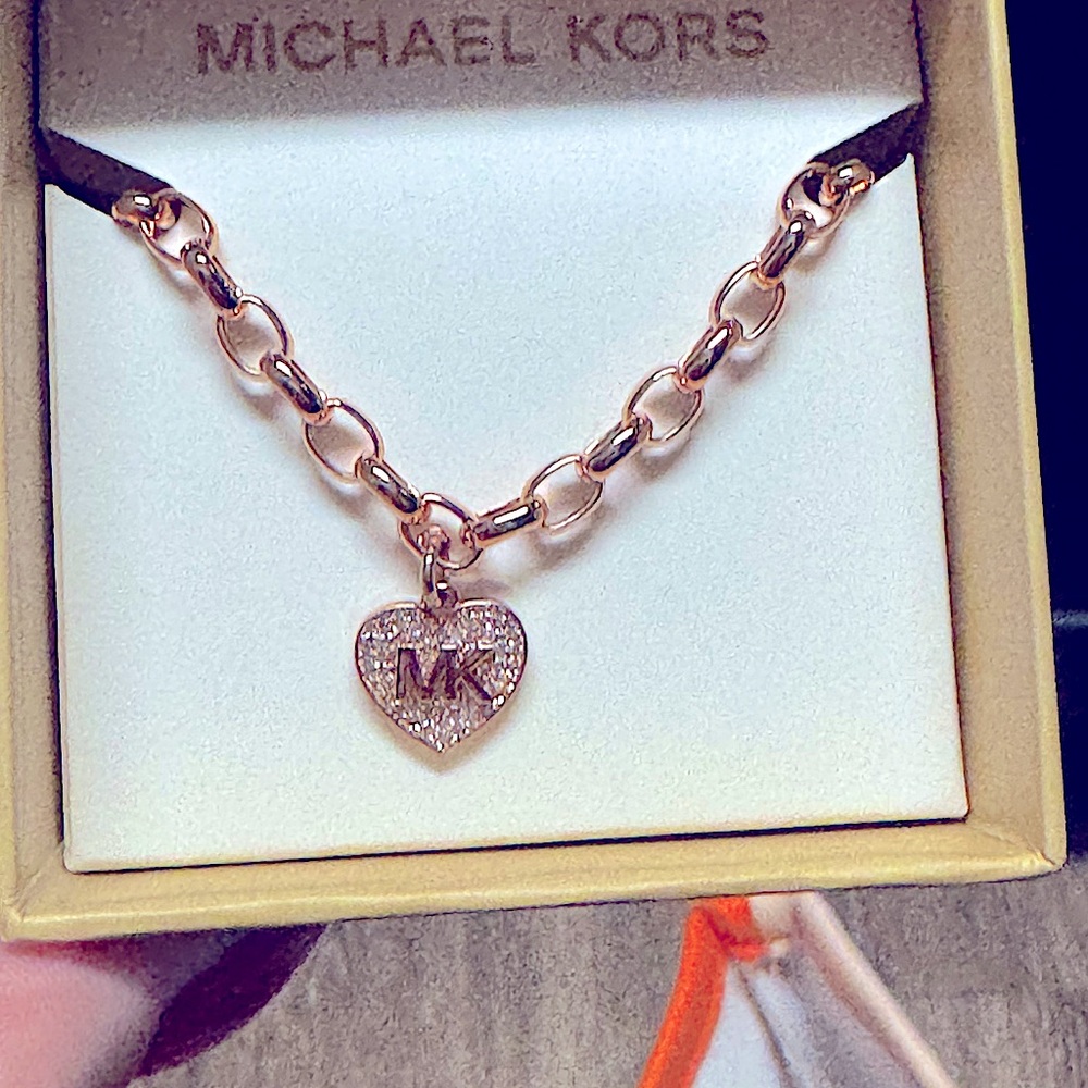 SELLING THIS BEAUTIFUL BRAND.NEW ROSE GOLD Michael KORS NECKLACE never been worn